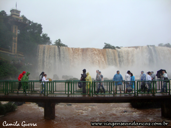 Passarela sobre o rio nas Cataratas do Iguaçu