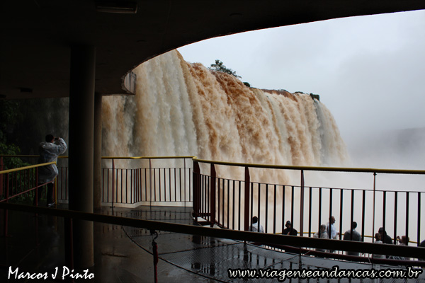 Deque de onde se vê de perto a queda principal das Cataratas brasileiras