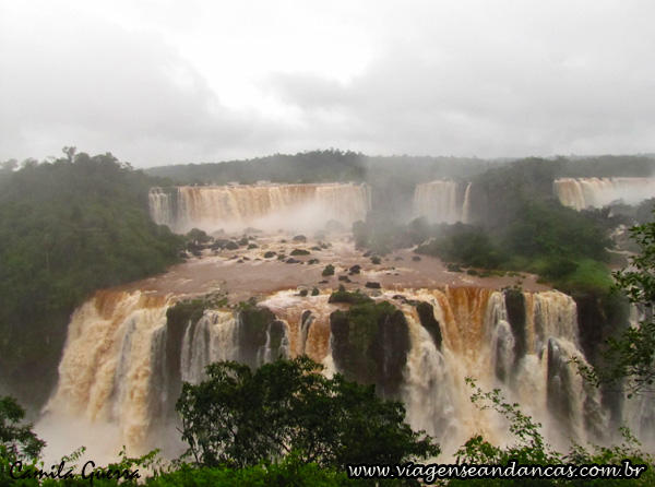 Cataratas com bastante água, e portanto, barrenta