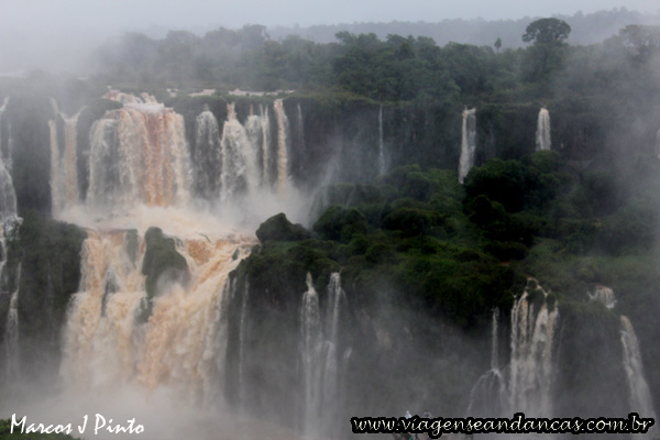 Cataratas cheias, mais spray molhando a todos