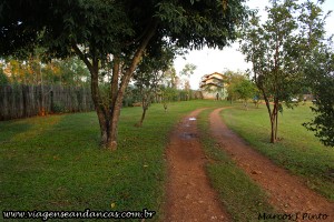 Área bem cuidada do camping