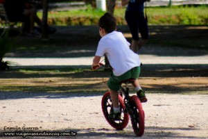 As crianças e suas bicicletas estão por todo o parque