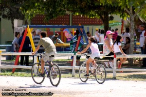 Adultos, crianças e idosos pedalam tranquilamente