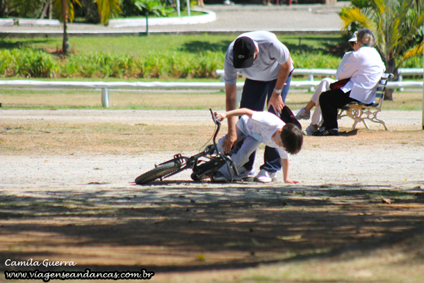 Muitas crianças e adultos aprendendo a pedalar