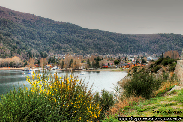 Lago Lácar com a cidade de San Martín de Los Andes ao fundo