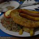 Arroz chauffa com supremo de frango, fritas, duas bananas fritas e uma linguiça