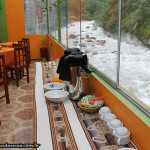 Área onde é servido o café da manhã. A vista do rio Vilcanota é muito legal.