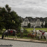 O imponente Pal acio Quitandinha, onda a criançada pode dar umas voltinhas a cavalo ou pônei