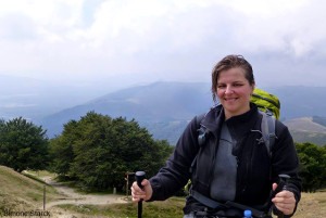 Simone Starck no início do caminho, subindo os Pirineus