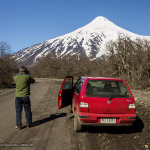 Marcos, com nosso carrinho alugado, fotografando o Vulcão Lanin