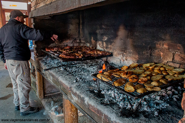 Churrasco na montanha: além da carne normal, havia costela, linguiça, chouriço e batata assada na brasa