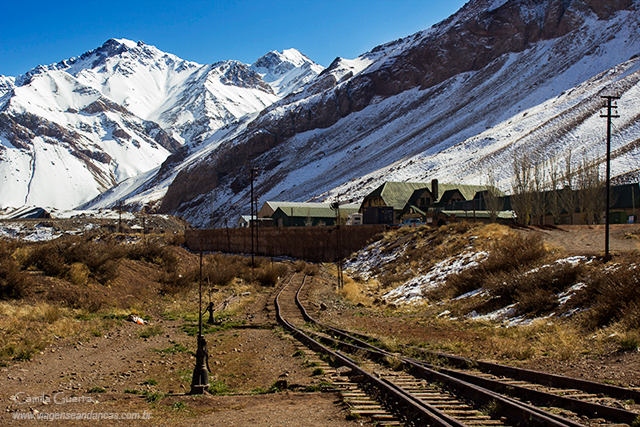 Parte da ferrovia que cruza a localidade de Puente del Inca