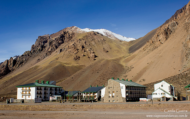 Estrutura do centro de esqui de penitentes, que fica completamente deserto sem neve.