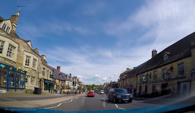 Dirigindo em Burford, Cotswolds, interior da Inglaterra