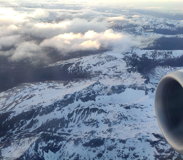 Cordilheira dos Andes vista do avião na chegada a Ushuaia