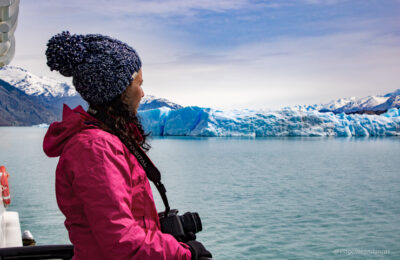 Eu observando as belas geleiras da Patagônia Argentina no passeio Todos Glaciares