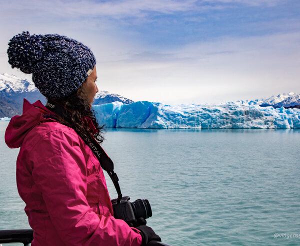 Eu observando as belas geleiras da Patagônia Argentina no passeio Todos Glaciares