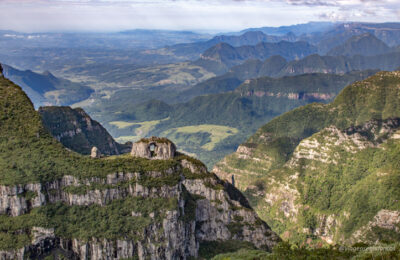 A Pedra Furada é uma imponente formação rochosa que pode ser vista do Morro da Igreja