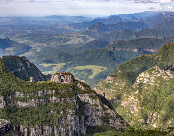 A Pedra Furada é uma imponente formação rochosa que pode ser vista do Morro da Igreja