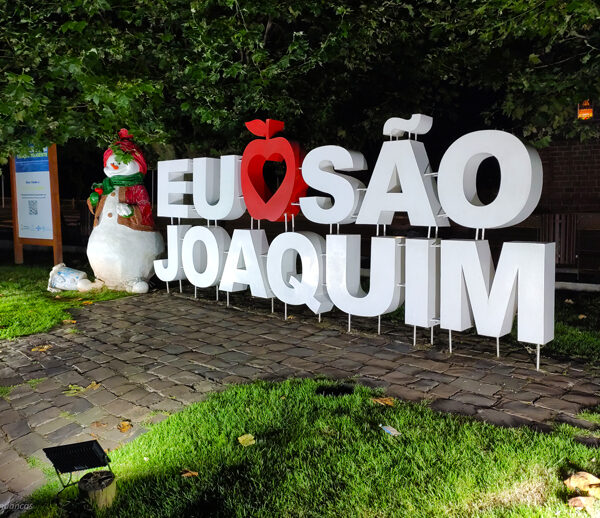 Letreiro localizado na praça de São Joaquim, em frente à igreja matriz