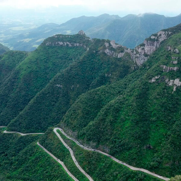 A impressionante Serra do Rio do Rastro com seu verde e esplendor