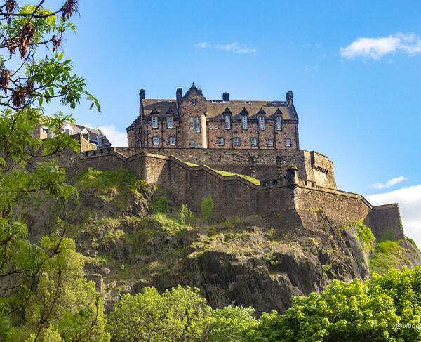 Castelo de Edimburgo visto do Princess Street Gardens