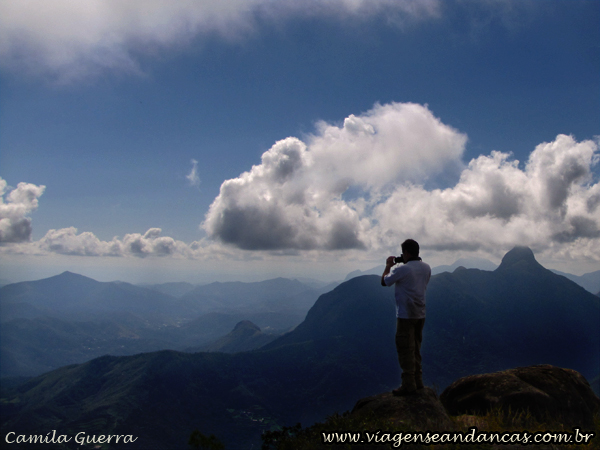 Marcos fotografando a beleza das montanhas vistas do cume do Cobiçado