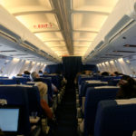 Imagem do interior de um avião com passageiros