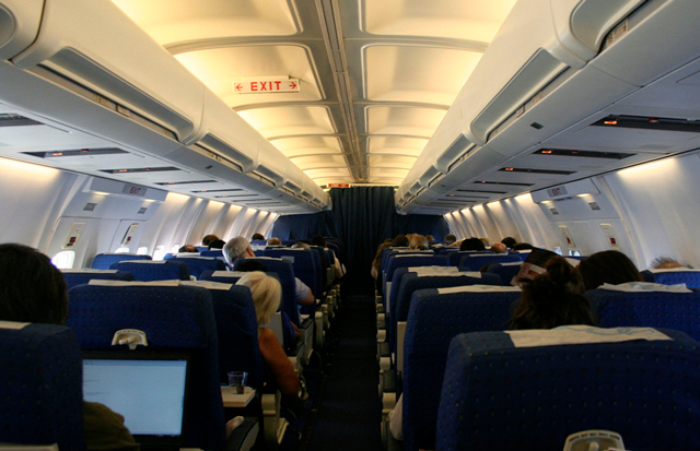 Imagem do interior de um avião com passageiros