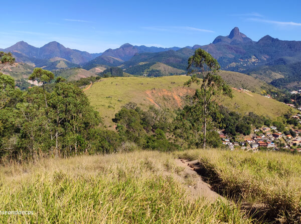 A montanha pontuda mais alta é a Maria Comprida, uma das vedetes da região